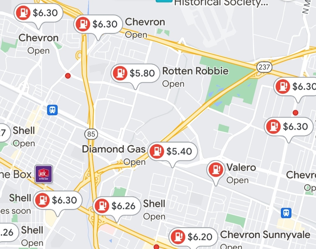 Praktisch für Ihren USA Roadtrip: Mit Google Maps lassen sich die Preise umliegender Tankstellen vergleichen.