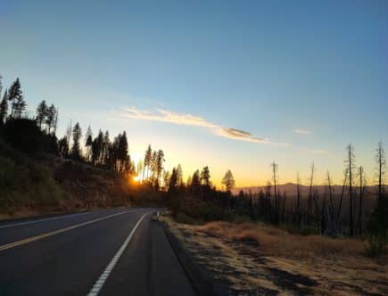 Highway im Sonnenuntergang: Wir haben Tipps für Ihren Roadtrip durch die USA