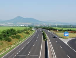 Tschechische Autobahn D8 von einer Brücke aus: Auch in Tschechien gibt es eine Maut für Pkw | Foto: Wikimedia Commons / Miraceti, GNU 1.2