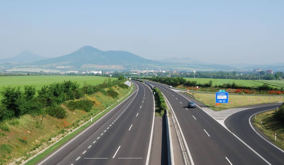 Tschechische Autobahn D8 von einer Brücke aus: Auch in Tschechien gibt es eine Maut für Pkw | Foto: Wikimedia Commons / Miraceti, GNU 1.2