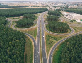 Polnische Autobahn aus der Vogelperspektive: Auf den Schnellstraßen in Polen gilt auch für Pkw eine Maut.